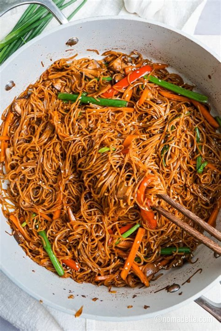 What is lo mein sauce made of?
